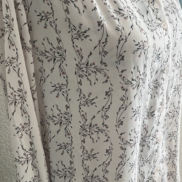 NWT H&M button down shirt size 6
Beautiful print. Excellent Condition 
#49 - Picture 3 of 9